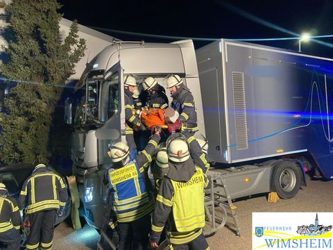 Person wird aus dem Führerhaus des LKW gerettet